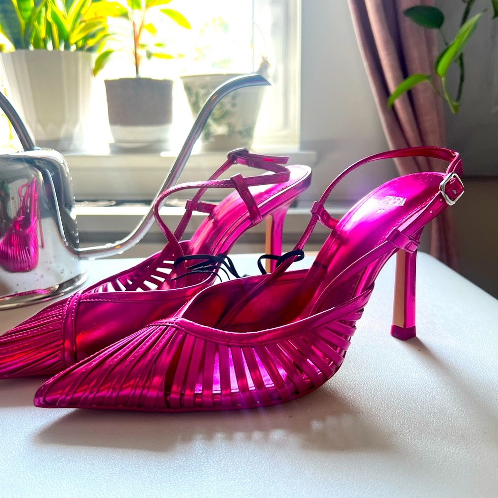 ZARA -BRAND NEW Pointed Magenta heels